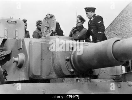 Heinz Guderian besuchte eine Panzereinheit an der Ostfront 1943 Stockfoto