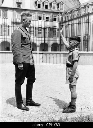 Ein Hitler-Junge grüßt seine "Zugführer", 1939 Stockfoto