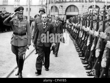 General Heinz Guderian und ein Empfänger des Ritterkreuz des Kriegsverdienstkreuz vor Soldaten außerhalb des wandern die Stockfoto