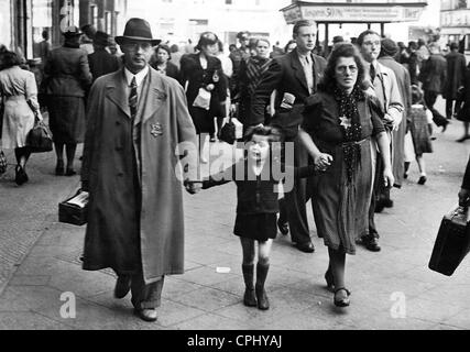 Einer jüdischen Familie, die zu Fuß durch eine Berliner Straße tragen den Davidstern am Revers, Berlin (s/w Foto) Stockfoto