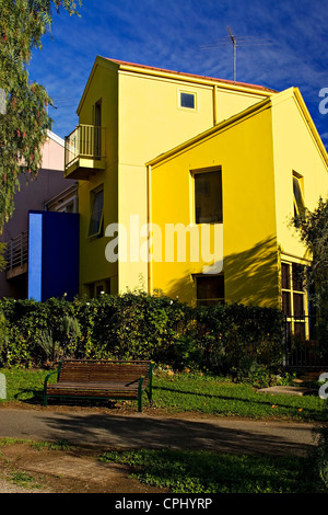 Melbourne Australien / dieses markante helle gelbe Stadthaus befindet sich im Vorort von Flemington. Stockfoto