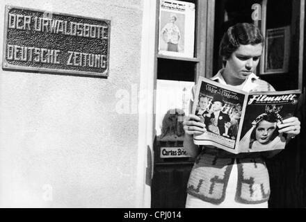 Ethnische Deutsche liest eine deutschsprachige Zeitschrift, 1935 Stockfoto