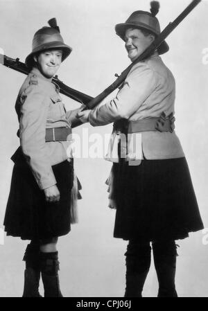 Stan Laurel und Oliver Hardy in "Bonnie Scotland", 1935 Stockfoto