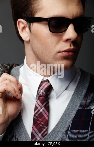 Bild der elegante Mann im dunklen Brillen Stockfoto