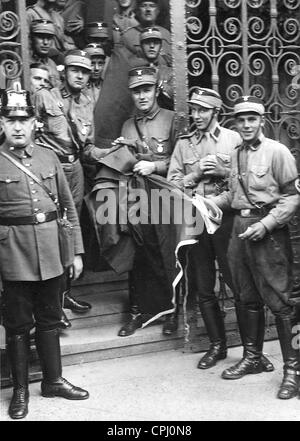 SA-Sturmtruppen stehen auf den Stufen des besetzten Neukölln Rathaus zerreißt das schwarz rot und Gold Flagge des Weimar Stockfoto