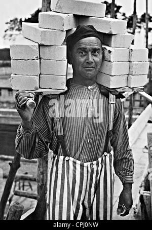 Ein KZ Häftlinge tragen Ziegel für den Bau im KZ Sachsenhausen, Oranienburg, 1933 (s/w Stockfoto