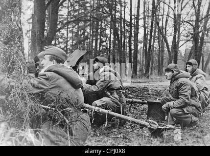 Belgische Soldaten der Waffen-SS mit 3,7 cm Pak 35/36, 1943 Stockfoto