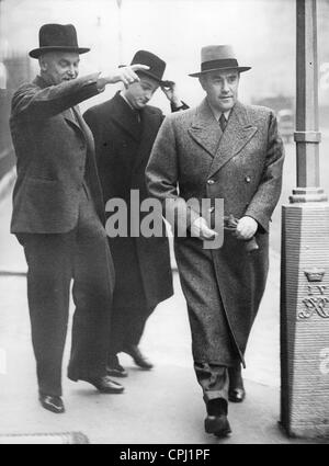 Karl Bodenschatz mit der deutschen Luftwaffe Attaché Wenninger in London, 1938 Stockfoto