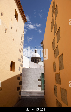 Gelbe Straße und weiße Kirche von Aguimes Stockfoto