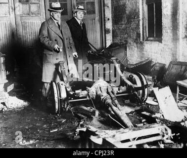 Polizisten am Tatort das Valentinstag-Massaker in Chicago, 1929 Stockfoto