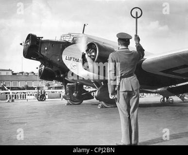 Start einer Junkers Ju 52 auf dem Flughafen Berlin Tempelhof, 1937 Stockfoto