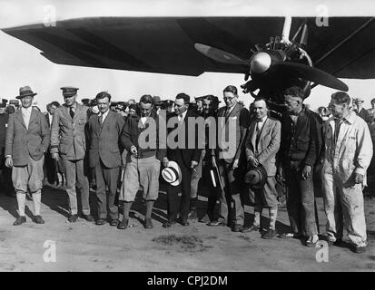 Piloten vor einem Ford-Flugzeug nach einem Testflug, 1927 Stockfoto