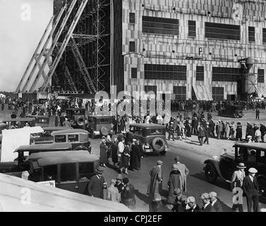 Zuschauer am Flughafen Lakehurst nach der Landung auf der "Graf Zeppelin", 1928 Stockfoto