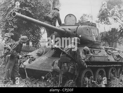 Deutsche Soldaten an einem zerstörten Panzer t-34, 1944 Stockfoto