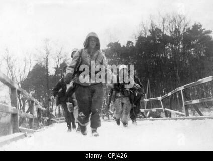 Soldaten der Waffen-SS im Kampf an der Westfront 1945 Stockfoto