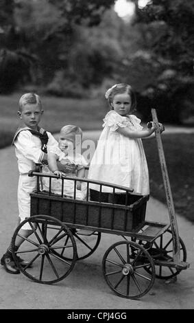 Kinder in einem Wagen, 1904 Stockfoto