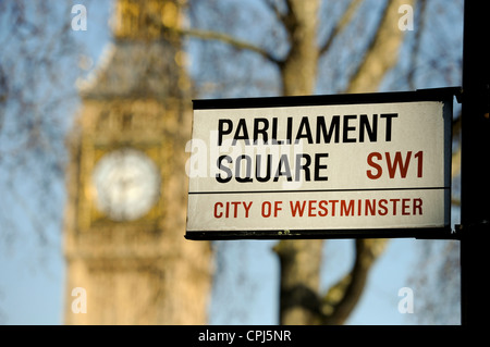 Ein Zeichen für Parlament Square in London mit Big Ben im Hintergrund unscharf. Stockfoto