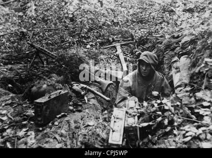 Deutscher Soldat in seiner Position an der Ostfront 1944 Stockfoto