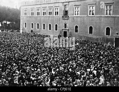 Menschenmenge vor dem Palazzo Venezia in Rom, 1941 Stockfoto