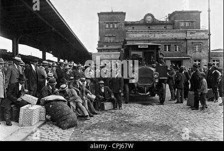 Flüchtlinge bilden die östlichen deutschen Gebieten nach dem Referendum, 1920 Stockfoto