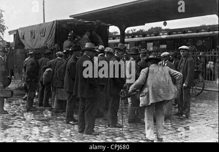 Flüchtlinge bilden die östlichen deutschen Gebieten nach dem Referendum, 1920 Stockfoto