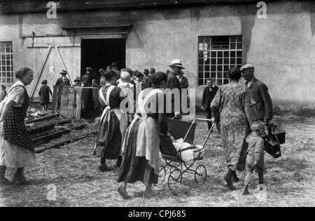 Flüchtlinge bilden die östlichen deutschen Gebieten nach dem Referendum, 1920 Stockfoto