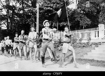 Deutsche ethnische Jungs des Lagers "wird und macht" marschieren, 1934 Stockfoto