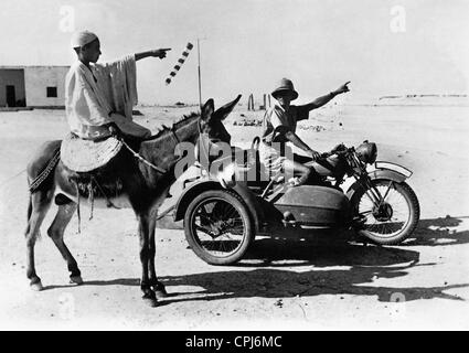 Araber mit einem deutschen Soldaten, 1942 Stockfoto