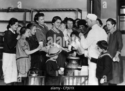 Getränke-Angebot für Einwanderer auf Ellis Island, 1928 Stockfoto