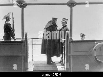 Kaiser Wilhelm II. begrüßt König Victor Emmanuel III an Bord seines Schiffes, 1914 Stockfoto