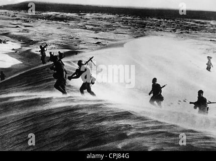 Soldaten des deutschen Afrika Korps während der Fortschritt in der Wüste, 1941 Stockfoto