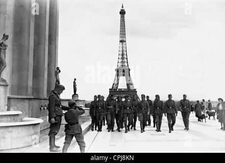 Deutsche Soldaten vor dem Eiffelturm, 1940 Stockfoto