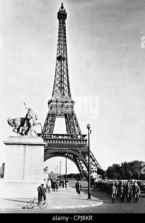 Deutsche Soldaten vor dem Eiffelturm, 1940 Stockfoto