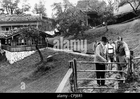 Adolf Hitler, Wilhelm Bruckner und Baldur von Schirach auf dem Obersalzberg, 1934 Stockfoto