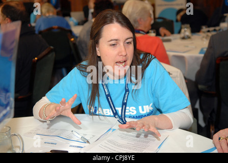 Mitglied des Diabetes UK Charity Mitarbeiter sprechen zu einem Bewusstsein Tag für Diabetiker, London, UK. Stockfoto