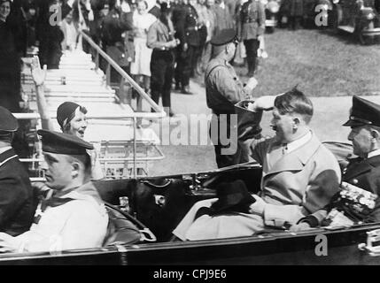 Adolf Hitler salutiert aus Auto Stockfoto