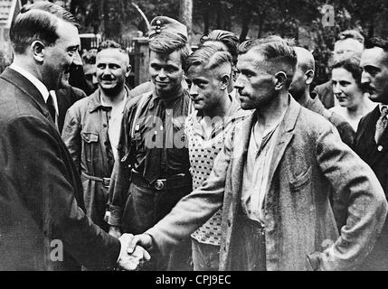 Adolf Hitler mit Arbeitern, 1934 Stockfoto