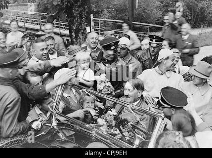 Adolf Hitler in einem Auto, umgeben von Menschen, 1934 Stockfoto