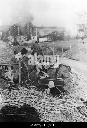 Vorrückende deutsche Artilleriebeobachter während des Kampfes in Schlesien, 1945 Stockfoto