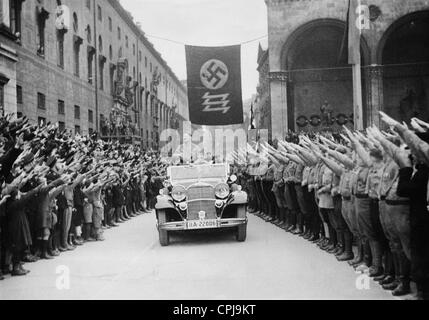 Adolf Hitler übergibt die Feldherrnhalle (Kommandant Hall) in München, 1933 Stockfoto