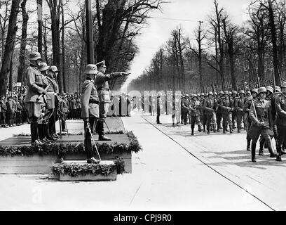 Adolf Hitler nimmt die Parade an seinem Geburtstag, 1936 Stockfoto