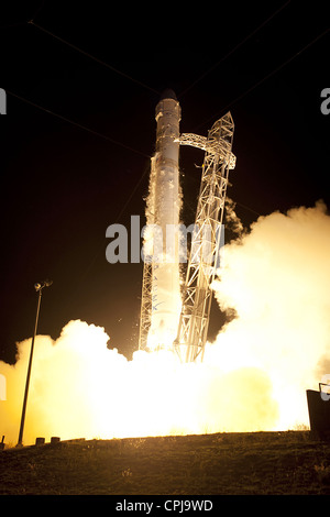 SpaceX Falcon 9 Rakete steigt in den Weltraum aus Raum Launch Complex-40 auf Cape Canaveral Air Force Station mit der Dragon-Kapsel zu orbit 22. Mai 2012 in Cape Canaveral, Florida. Stockfoto