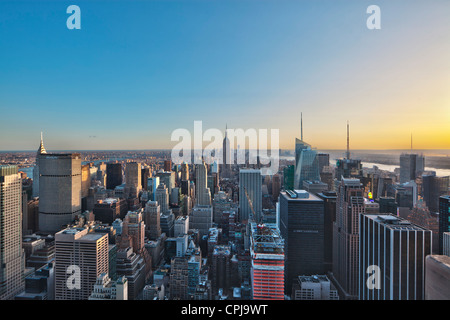 Blick auf Empire State Building in Richtung Lower Manhattan von der Spitze des Rockefeller Center in New York City. Stockfoto