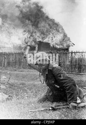 Ein deutscher Soldat an der Ostfront wirft eine Handgranate Stockfoto