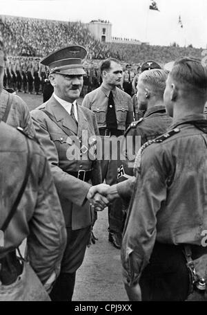 Adolf Hitler begrüßt der Hitler-Jugend, dahinter ist Rudolf Heß Stockfoto