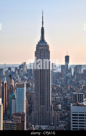 Blick auf Empire State Building in Richtung Lower Manhattan von der Spitze des Rockefeller Center in New York City. Stockfoto