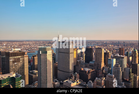 Blick auf Chrysler und MetLife Building in Richtung Lower Manhattan von der Spitze des Rockefeller Center in New York City. Stockfoto