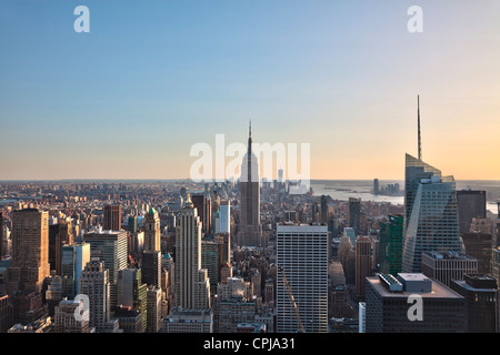 Blick auf Empire State Building in Richtung Lower Manhattan von der Spitze des Rockefeller Center in New York City. Stockfoto