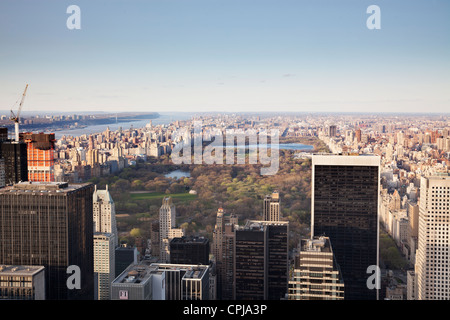 Blick auf den Central Park von der Spitze des Rockefeller Center in New York City. Stockfoto