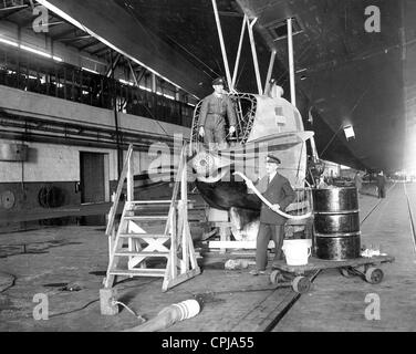 Der Motor ist mit Öl des Luftschiffs LZ 127 "Graf Zeppelin", 1929 nachgefüllt werden Stockfoto